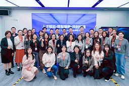 走进标杆现场，共探AI转型——尊龙凯时国际携手企业高管参访埃森哲智能运营中心